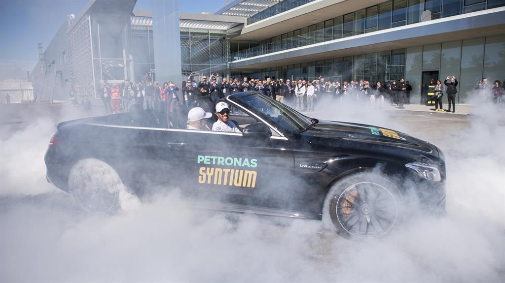 Lewis Hamilton has 2020 vision to sign new F1 deal with ...