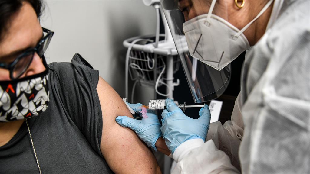 Trial US volunteer receives jab